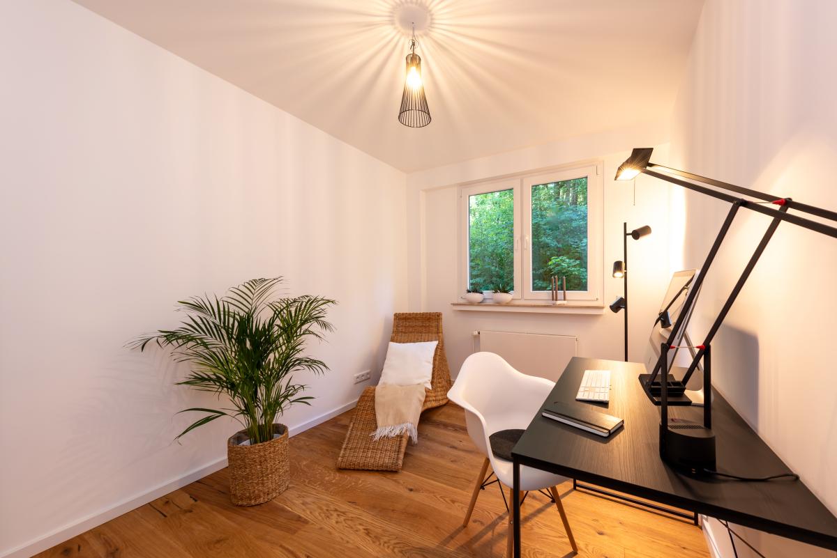 Stilvoll eingerichtetes Büro, optimal für den Immobilienverkauf inszeniert