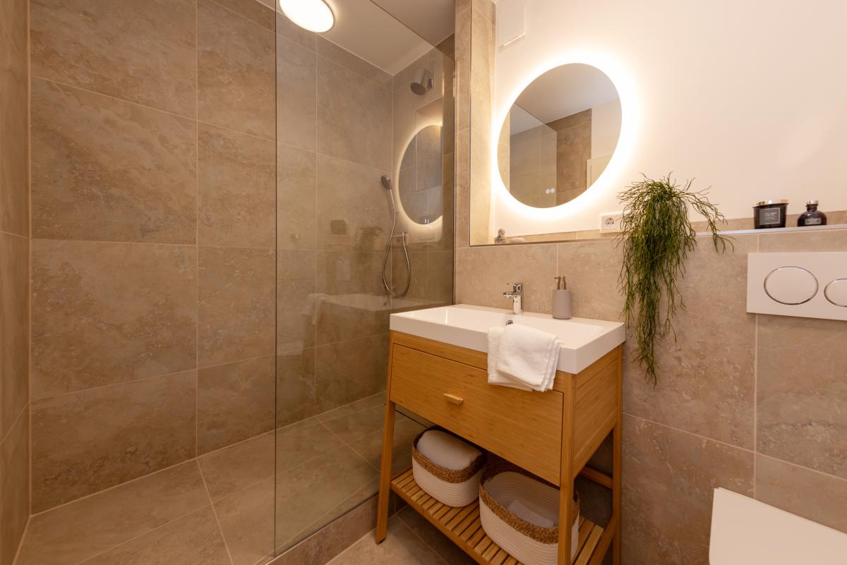 Modern eingerichtetes Badezimmer nach dem Home Staging