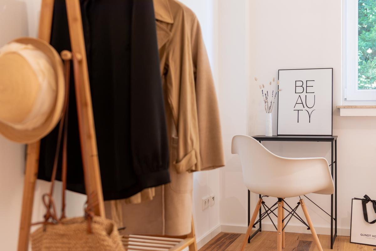 Hell eingerichtetes Schlafzimmer nach Home Staging